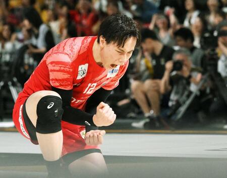 　優勝を決めて、雄たけびを上げるサントリー・高橋藍（撮影・伊藤笙子）　