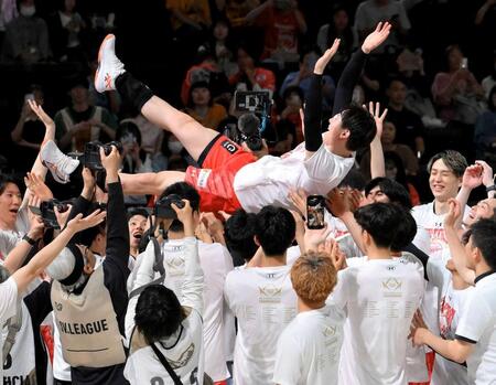 　胴上げされる高橋藍（撮影・伊藤笙子）