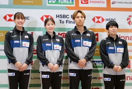 　記者会見後撮影に応じる、バドミントンの（左から）松山奈未、志田千陽、奈良岡功大、山口茜＝６日、東京都新宿区