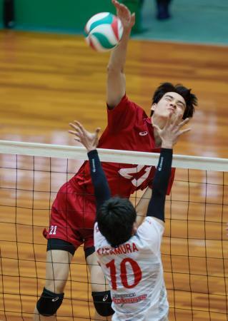 　早大-富士通　第１セット、スパイクを決める早大・川野＝Ａｓｕｅアリーナ大阪