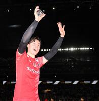 　優勝を決め、ファンに手を振るサントリー・高橋藍（撮影・伊藤笙子）