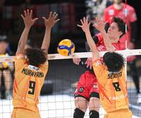 　第１セット、スパイクを決めるサントリー・高橋藍（撮影・伊藤笙子）