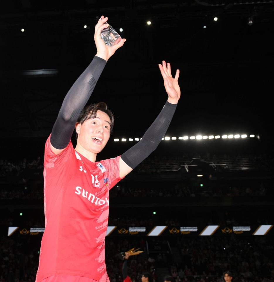 　優勝を決め、ファンに手を振るサントリー・高橋藍（撮影・伊藤笙子）