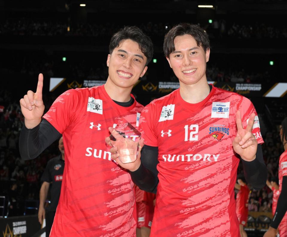 　初代王者に輝き、笑顔を見せるサントリー・高橋塁（左）と高橋藍（撮影・伊藤笙子）