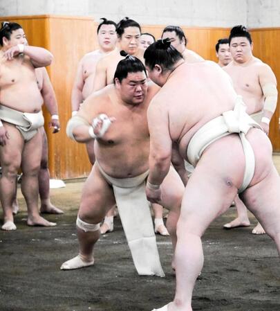 　時津風一門の連合稽古に参加した大栄翔（中央）