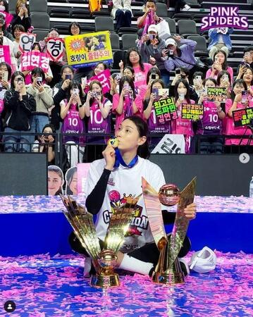 　韓国Ｖリーグ　興国生命ピンク・スパイダーズの公式インスタグラム＠ｈｋｐｉｎｋｓｐｉｄｅｒｓより　金軟景は現役ラストシーズンを優勝で飾り、ＭＶＰを獲得した
