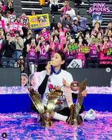 　韓国Ｖリーグ　興国生命ピンク・スパイダーズの公式インスタグラム＠ｈｋｐｉｎｋｓｐｉｄｅｒｓより　金軟景は現役ラストシーズンを優勝で飾り、ＭＶＰを獲得した
