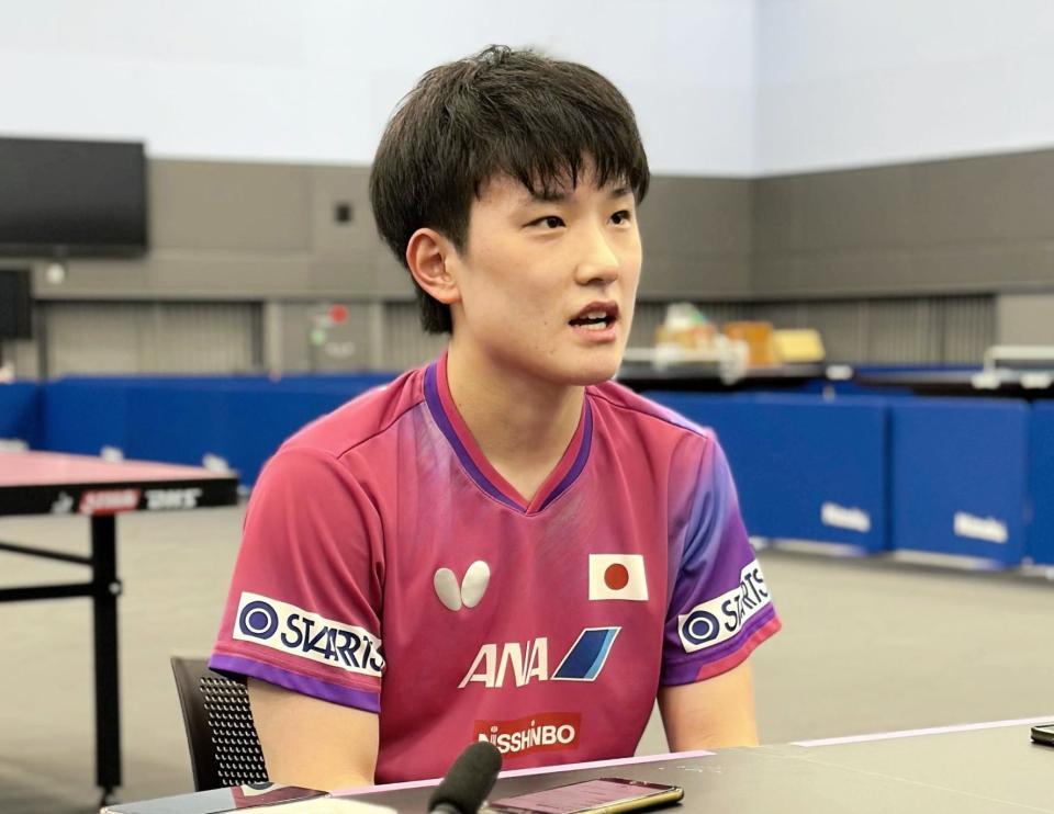 　代表合宿で取材に応じる張本智