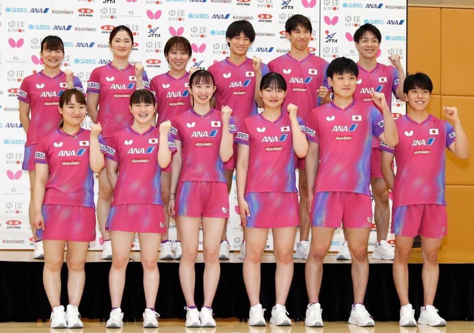 　世界選手権個人戦に臨む（前列左３人目から）早田ひな、張本美和、張本智和ら日本代表の選手たち