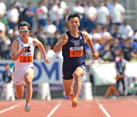 　男子１００メートル予選　準決勝進出を決めた柳田大輝（右）＝相模原ギオンスタジアム