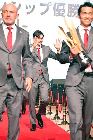 　降壇するサントリー・高橋藍（撮影・持木克友）