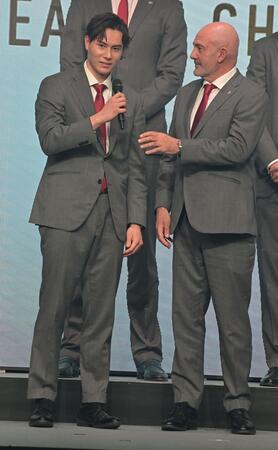 　オリビエ・キャット監督（右）の通訳を務めるサントリー・高橋藍（撮影・持木克友）