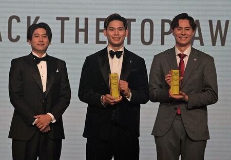 　特別賞を受賞した大阪Ｂ・西田有志とサントリー・高橋藍（左はプレゼンターの内田篤人氏）＝撮影・持木克友