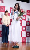 　ベストマザー賞を喜ぶ森泉（撮影・金田祐二）