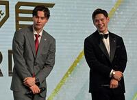 　特別賞を受賞し表彰式後、会見する大阪Ｂ・西田有志（右）とサントリー・高橋藍（撮影・持木克友）