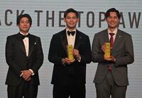 　特別賞を受賞した大阪Ｂ・西田有志とサントリー・高橋藍（左はプレゼンターの内田篤人氏）＝撮影・持木克友