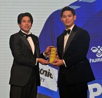 　プレゼンターの内田篤人氏から特別表彰を受ける大阪Ｂ・西田有志（撮影・持木克友）