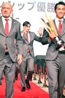 　降壇するサントリー・高橋藍（撮影・持木克友）