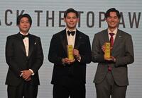 　特別賞を受賞した大阪Ｂ・西田有志とサントリー・高橋藍（左はプレゼンターの内田篤人氏）＝撮影・持木克友