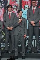 　優勝チーム表彰でインタビューを受けるサントリー・高橋藍（撮影・持木克友）