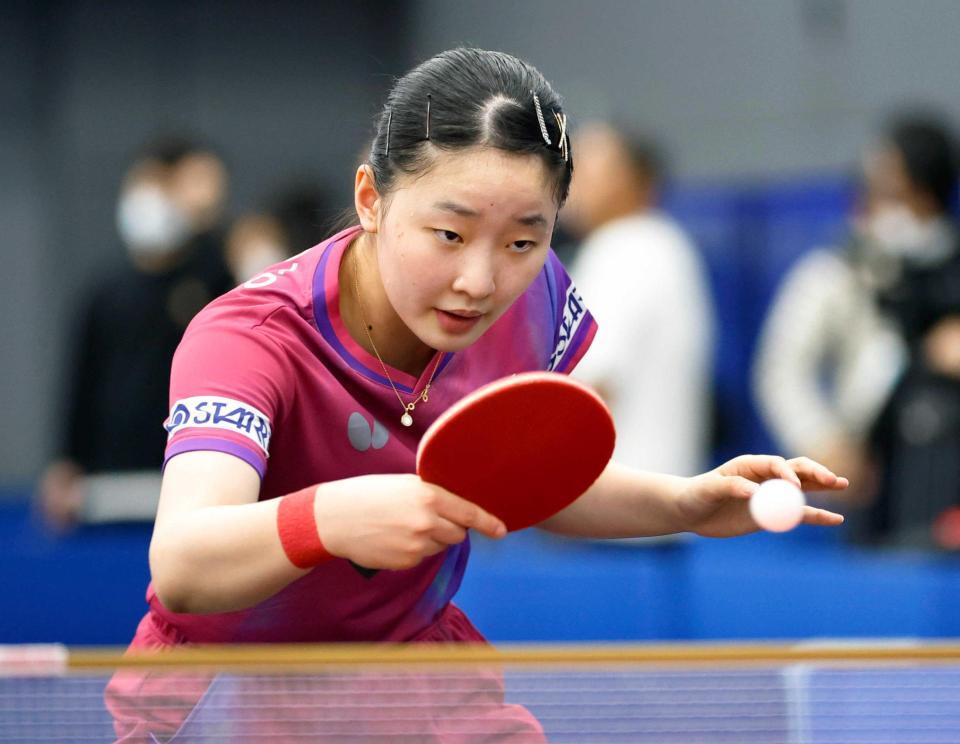 　卓球の世界選手権に向け練習する張本美和