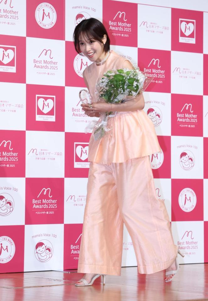 　ベストマザー賞を受賞し笑顔の鷲見玲奈アナ（撮影・金田祐二）
