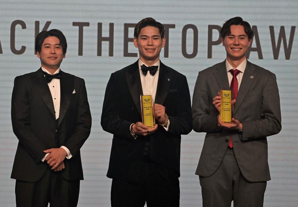 　特別賞を受賞した大阪Ｂ・西田有志とサントリー・高橋藍（左はプレゼンターの内田篤人氏）＝撮影・持木克友