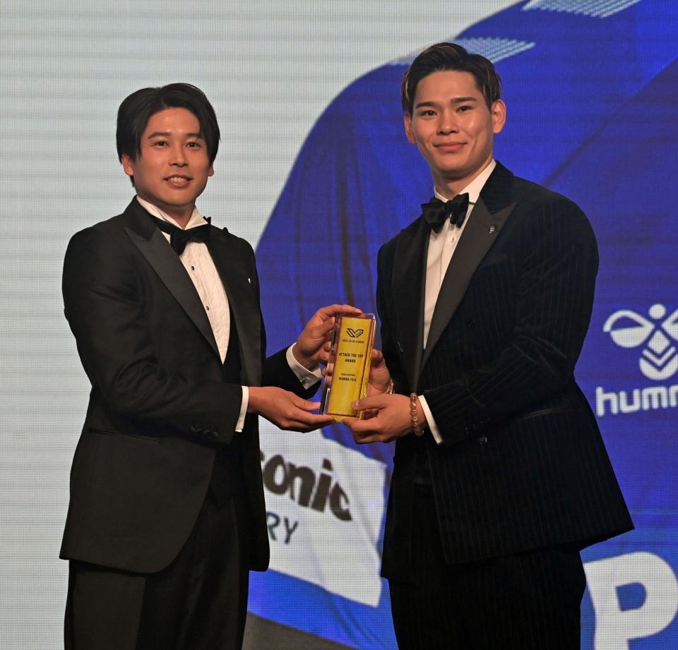 　プレゼンターの内田篤人氏から特別表彰を受ける大阪Ｂ・西田有志（撮影・持木克友）