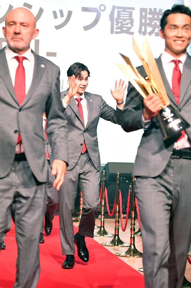 　降壇するサントリー・高橋藍（撮影・持木克友）