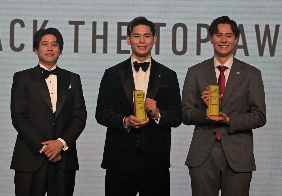 　特別賞を受賞した大阪Ｂ・西田有志とサントリー・高橋藍（左はプレゼンターの内田篤人氏）＝撮影・持木克友