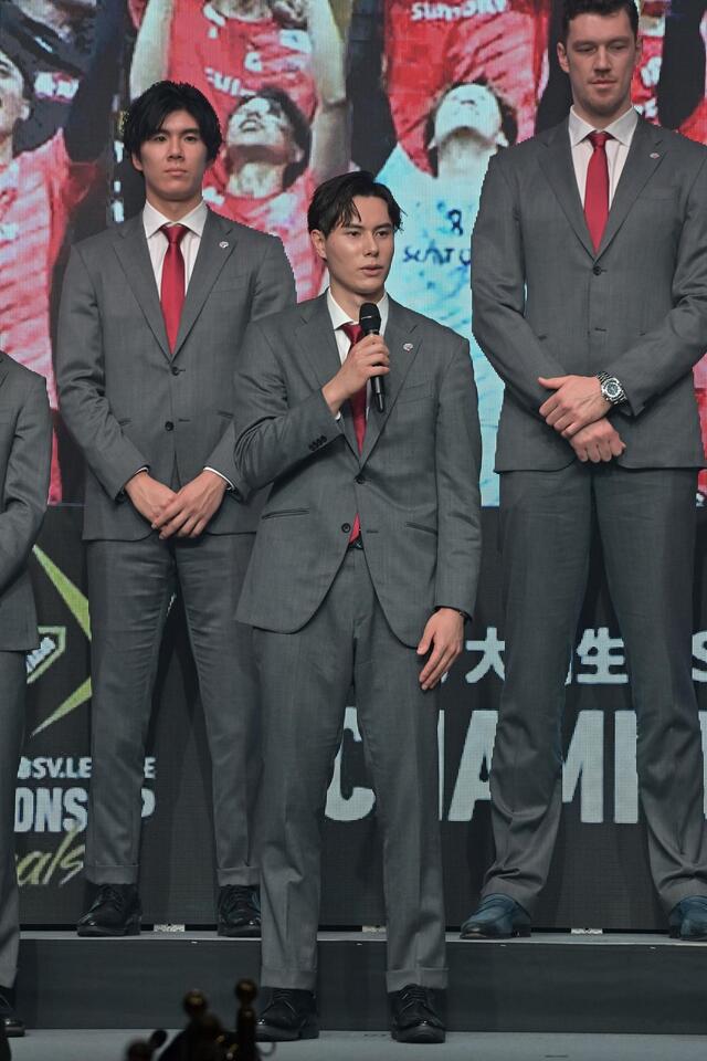 　優勝チーム表彰でインタビューを受けるサントリー・高橋藍（撮影・持木克友）