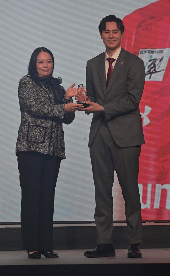 　アウトサイドヒッター賞を受賞したサントリー・高橋藍（撮影・持木克友）