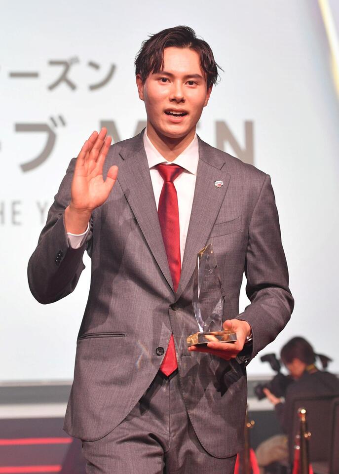 　レギュラーシーズンベストレシーブ賞を受賞したサントリー・高橋藍（撮影・持木克友）