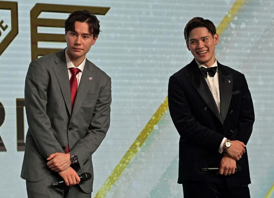 　特別賞を受賞し表彰式後、会見する大阪Ｂ・西田有志（右）とサントリー・高橋藍（撮影・持木克友）