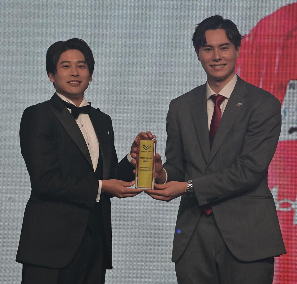 　プレゼンターの内田篤人氏から特別表彰を受けるサントリー・高橋藍（撮影・持木克友）