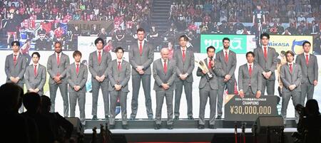 　優勝の表彰を受けるサントリーサンバーズ＝ＴＯＤＡＨＡＬＬ＆ＣＯＮＦＥＲＥＮＣＥ　ＴＯＫＹＯ（撮影・持木克友）