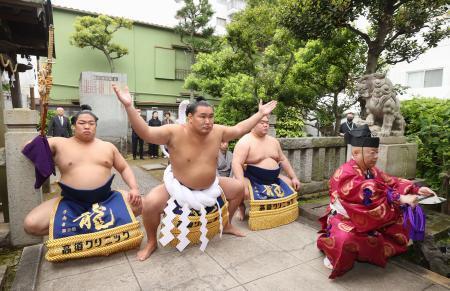 　東京都墨田区の野見宿禰神社で土俵入りを行う大相撲の横綱豊昇龍＝９日（代表撮影）