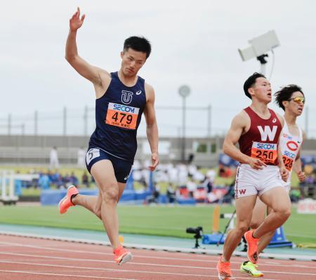 　男子１００メートル決勝　９秒９５（追い風参考）で優勝した柳田大輝（左）＝相模原ギオンスタジアム