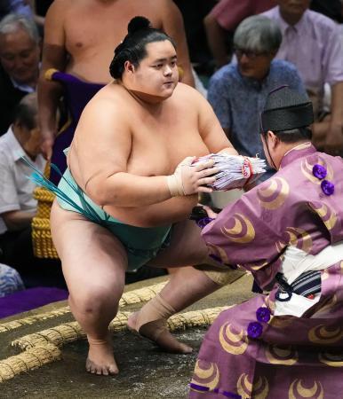 懸賞金、土俵上で１万円に　差額２万は口座、盗難懸念