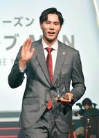 　トロフィーを手に笑顔で手を振るサントリー・高橋藍（撮影・持木克友）