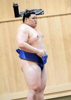 　鮮やかな締め込み姿で稽古場に姿を見せた大の里