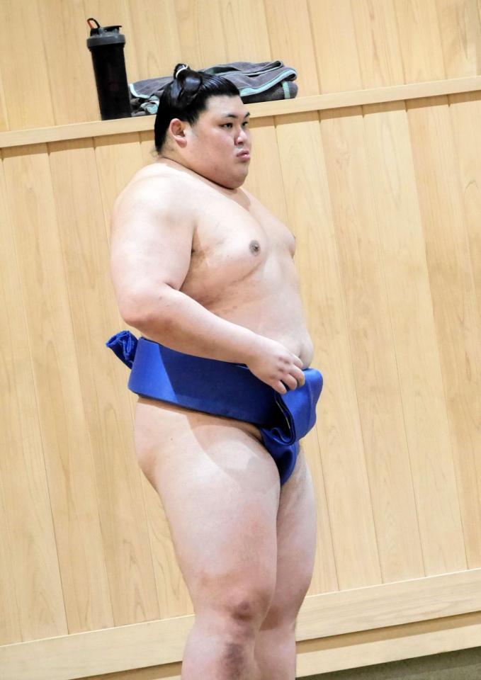 　鮮やかな締め込み姿で稽古場に姿を見せた大の里