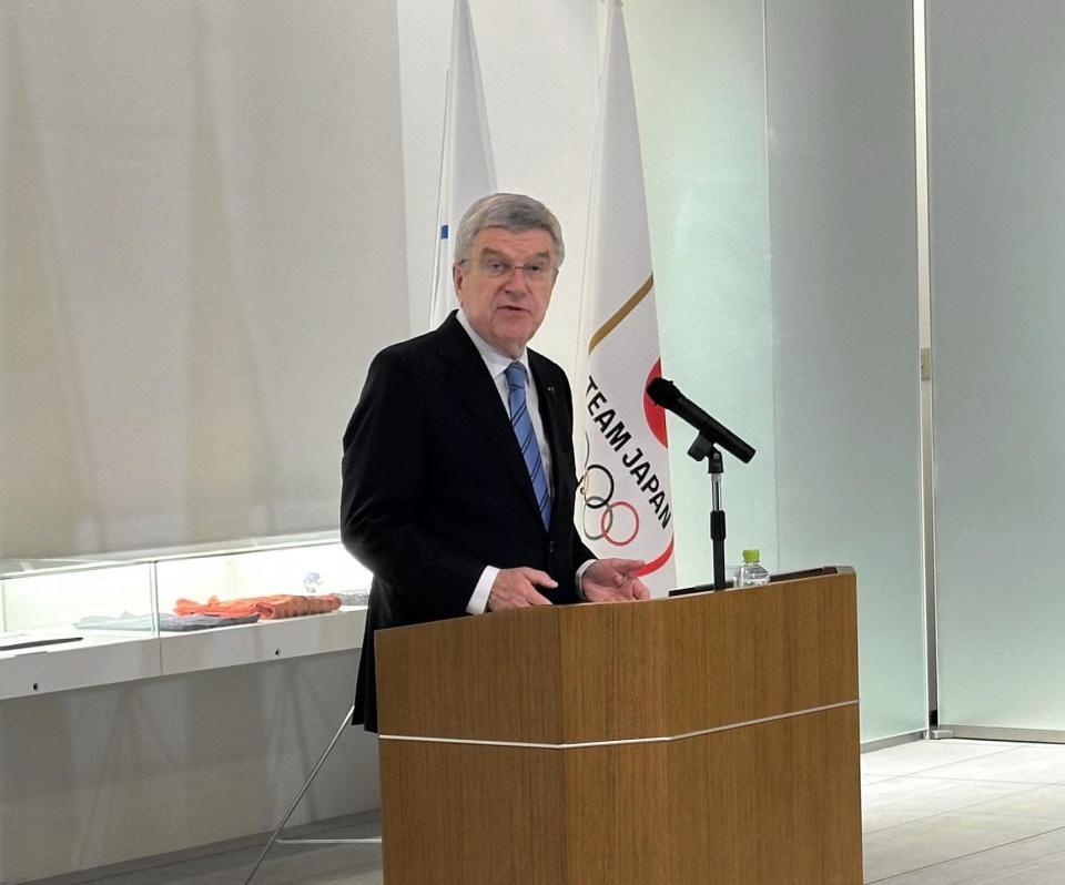 　日本オリンピックミュージアムでＪＯＣ職員に向けてスピーチを行うバッハ会長