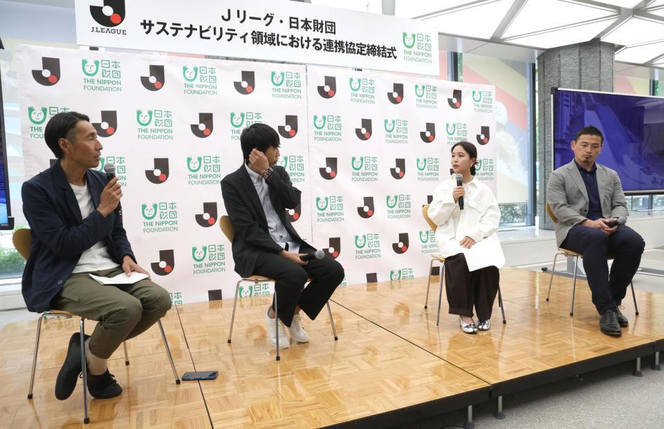 　気候変動とスポーツについて話す（左から）Ｊリーグ・辻井隆行執行役員、同・中村憲剛特任理事、高梨沙羅、五郎丸歩氏（撮影・佐々木彰尚）