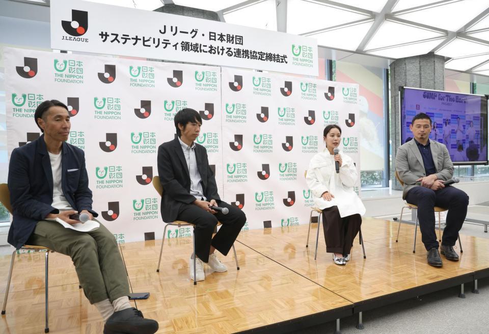 　パネルディスカッションをする（左から）Ｊリーグ・辻井隆行執行役員、同・中村憲剛特任理事、高梨沙羅、五郎丸歩氏（撮影・佐々木彰尚）