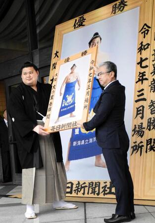 綱とりの大関大の里、初の大銀杏姿の優勝額「過去２回と違う姿でうれしい」スピード昇進新記録へ