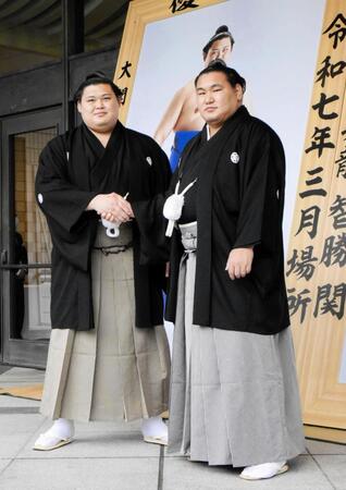 　優勝額贈呈式に参加した豊昇龍（右）と大の里