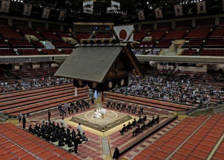 　東京・両国国技館で営まれた大相撲夏場所の土俵祭り＝１０日