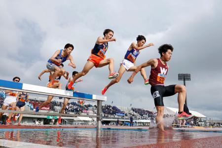 　男子３０００メートル障害予選　力走する佐々木哲（右端）＝相模原ギオンスタジアム