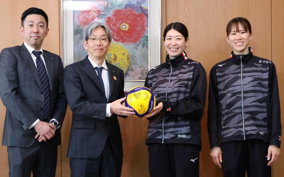 　兵庫県庁を訪問し、写真に納まる（左から）大阪Ｍ・酒井監督、服部兵庫県副知事、大阪Ｍ・田中主将、大阪Ｍ・林副主将（撮影・北村雅宏）